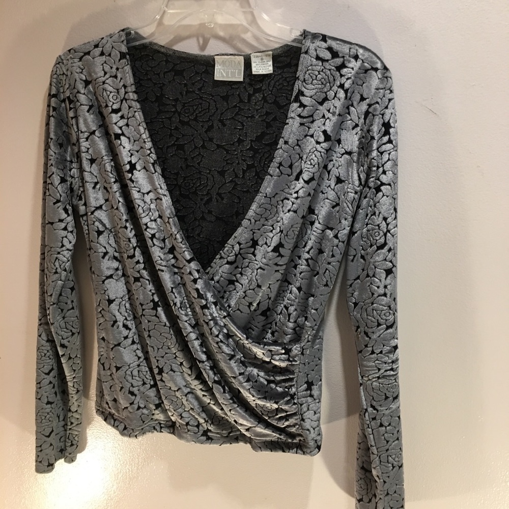 A silver and black Moda top stretchy size small